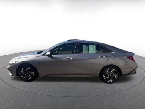 Used 2025 Hyundai Elantra Limited image 9