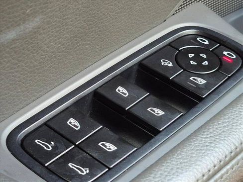 Used 2023 Porsche Cayenne AWD/4WD image 11