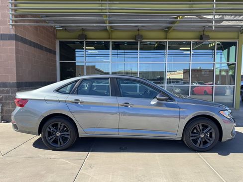 Used 2022 Volkswagen Jetta SE w/ Panoramic Sunroof Package image 9