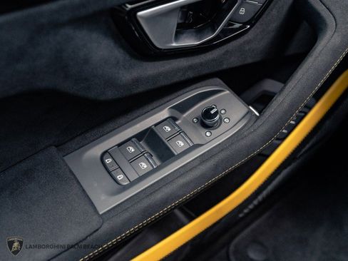 Used 2023 Lamborghini Urus Performante AWD/4WD image 34