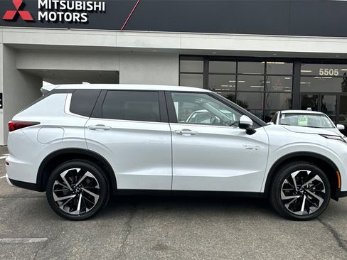 New 2025 Mitsubishi Outlander SE image 4