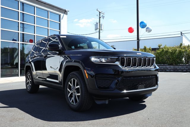 New 2027 Jeep Grand Cherokee Laredo RWD image 3