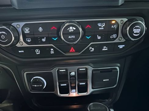 Used 2020 Jeep Gladiator Sport w/ Technology Group AWD/4WD image 18