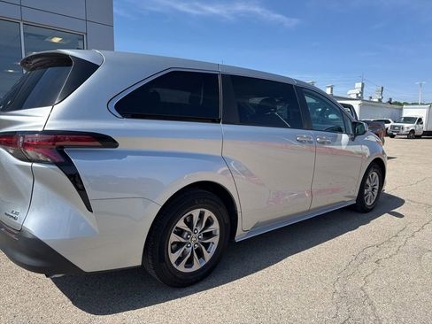 Used 2021 Toyota Sienna LE FWD image 3