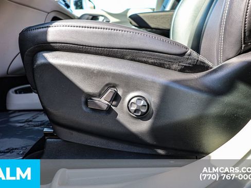 Used 2024 Chrysler Pacifica Touring-L FWD image 28