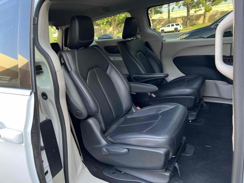 Used 2023 Chrysler Pacifica Touring-L image 44