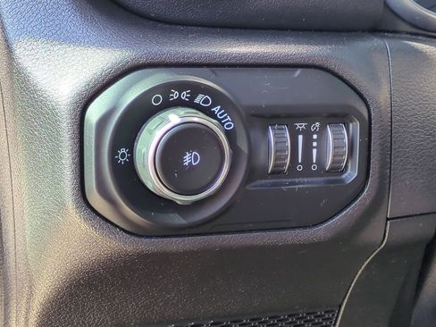 Used 2018 Jeep Wrangler Unlimited Sahara image 14