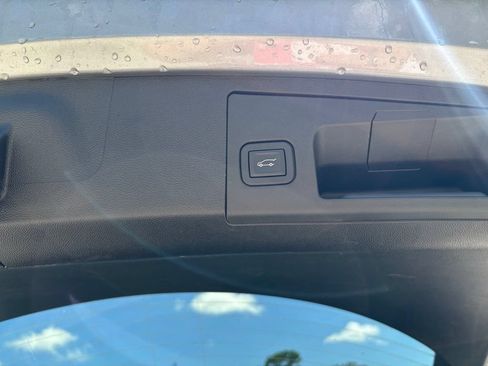 Used 2025 Cadillac XT4 Premium Luxury FWD image 19