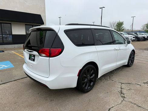 Used 2020 Chrysler Pacifica Touring-L Plus w/ S Appearance Package FWD image 16