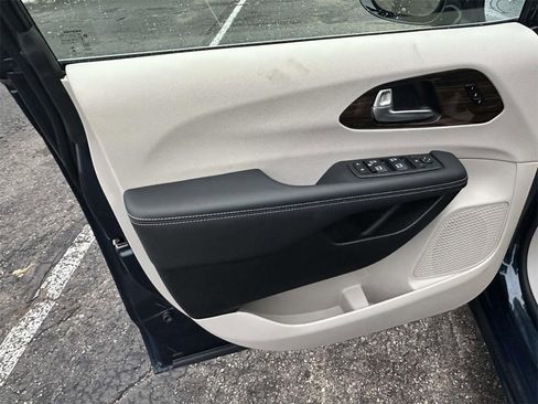 Used 2023 Chrysler Pacifica Limited image 17