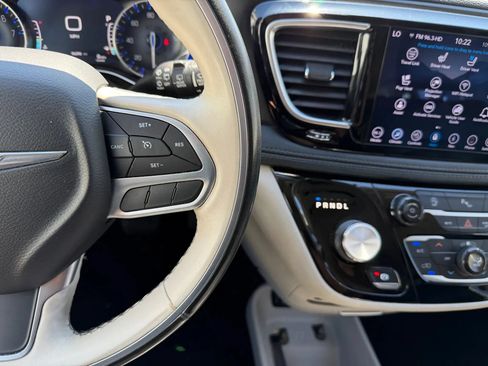 Used 2020 Chrysler Pacifica Limited FWD image 34