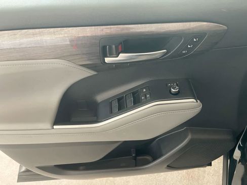 Used 2024 Toyota Highlander Platinum image 13