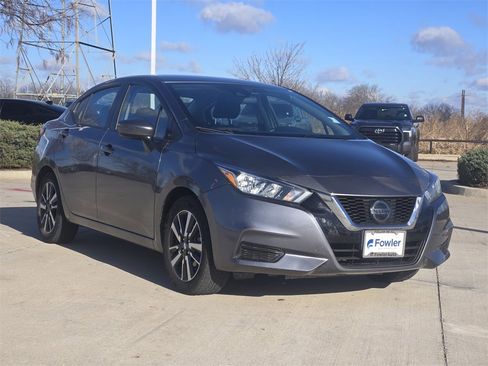 Used 2021 Nissan Versa SV image 3