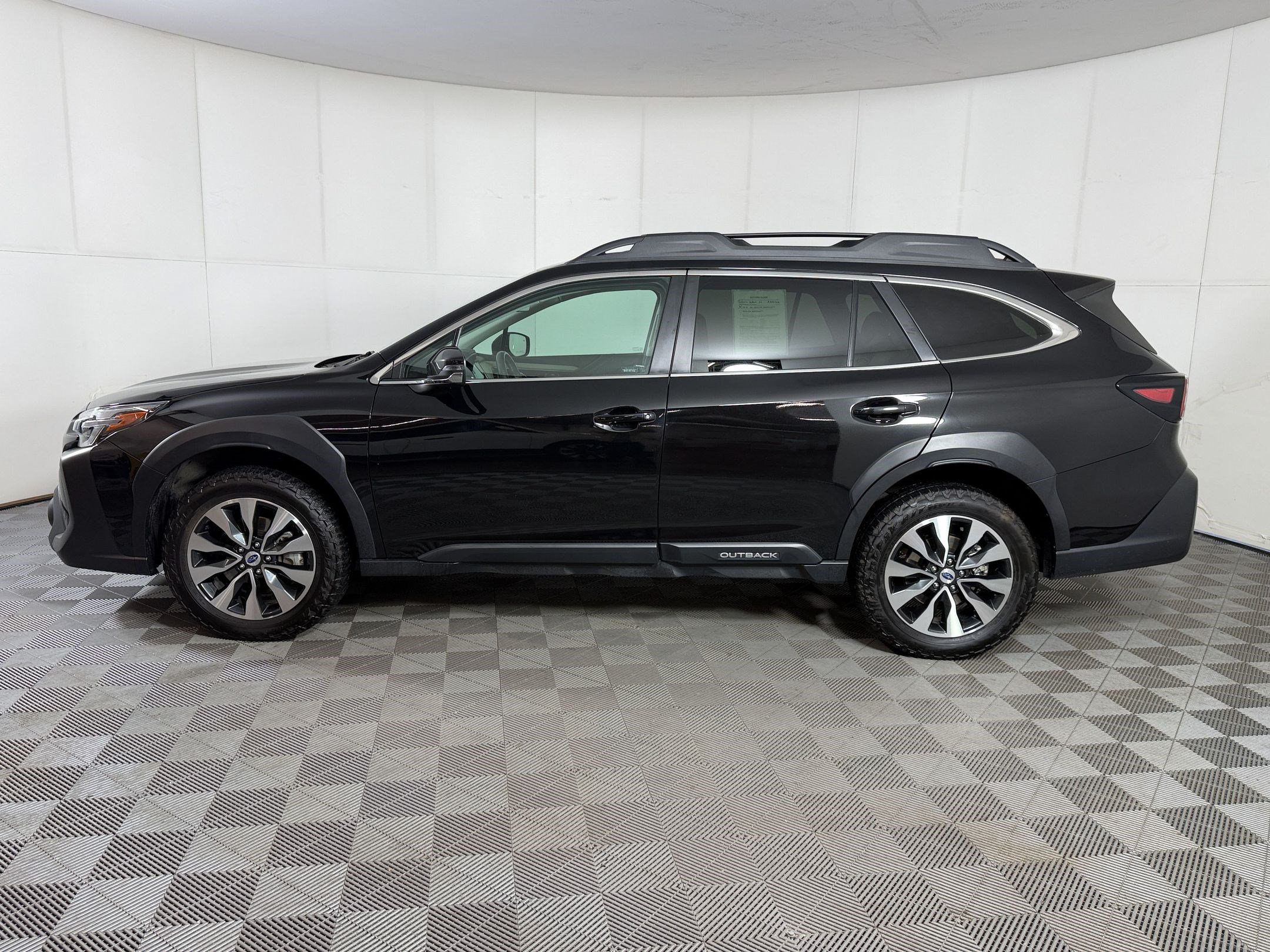 Used 2024 Subaru Outback Limited XT AWD/4WD image 2