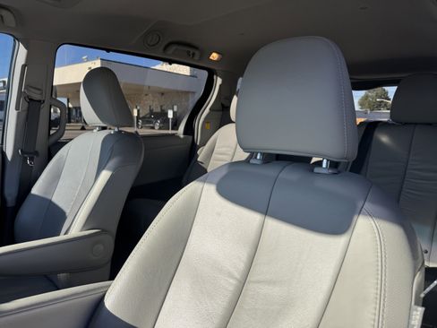 Used 2012 Toyota Sienna XLE image 13