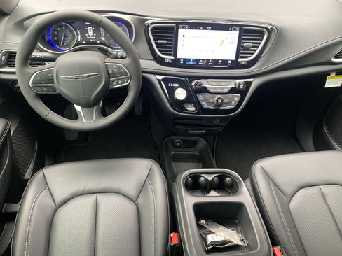 New 2026 Chrysler Pacifica Select image 16