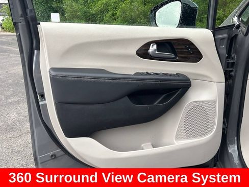 Used 2023 Chrysler Pacifica Limited AWD/4WD image 23