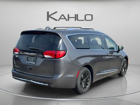 Used 2018 Chrysler Pacifica Touring-L Plus FWD image 4