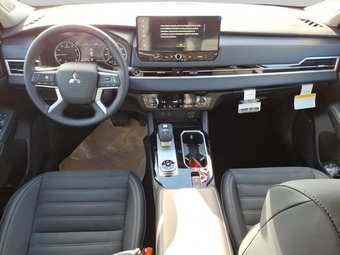 New 2025 Mitsubishi Outlander SE image 11