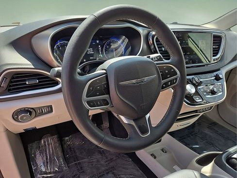 Used 2024 Chrysler Pacifica Touring-L FWD image 23