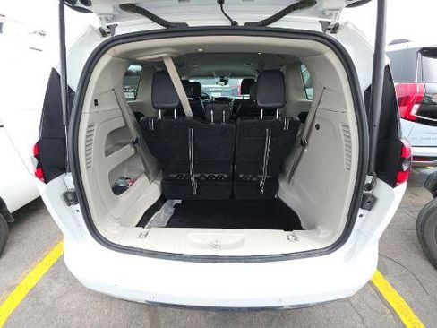 Used 2024 Chrysler Pacifica Touring-L image 16