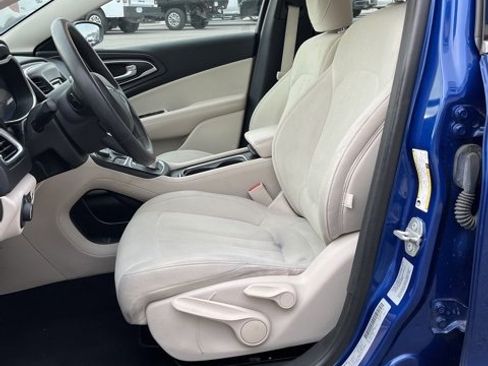Used 2015 Chrysler 200 Limited image 33