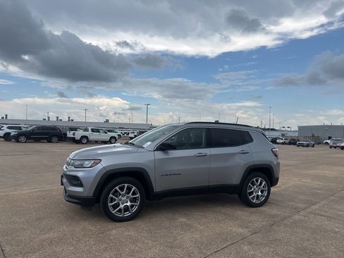 Used 2022 Jeep Compass Latitude AWD/4WD image 9