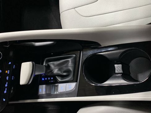 Used 2023 Hyundai Elantra Limited image 18