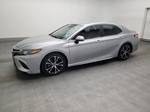 Used 2020 Toyota Camry SE image 2