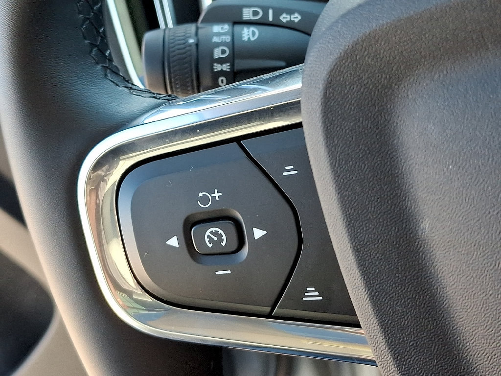 Certified 2026 Volvo XC40 B5 Plus AWD/4WD image 23
