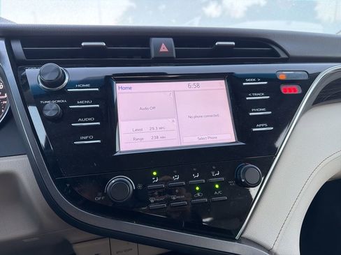 Used 2018 Toyota Camry LE FWD image 8