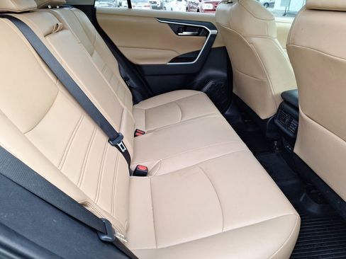Used 2022 Toyota RAV4 XLE Premium image 31