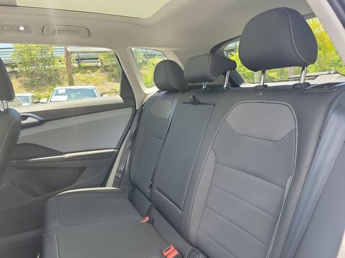 Used 2024 Volkswagen Taos SE w/ Panoramic Sunroof Package FWD image 10