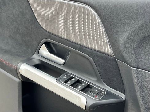 Used 2022 Mercedes-Benz EQB 300 4MATIC image 33