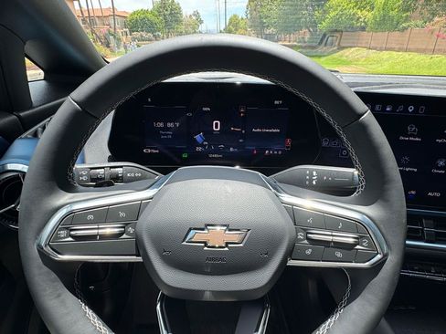 Used 2025 Chevrolet Equinox EV LT FWD image 35