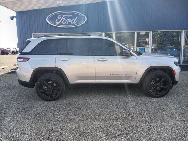 Used 2023 Jeep Grand Cherokee Altitude AWD/4WD image 3