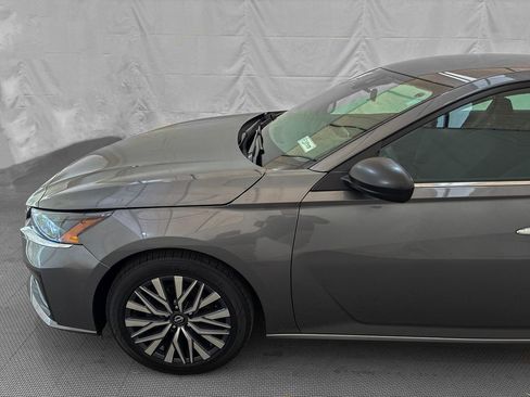 Used 2025 Nissan Altima 2.5 SV FWD image 3