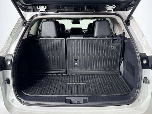 Used 2024 Toyota Highlander XLE FWD image 23