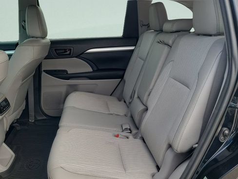 Used 2017 Toyota Highlander Plus FWD image 10