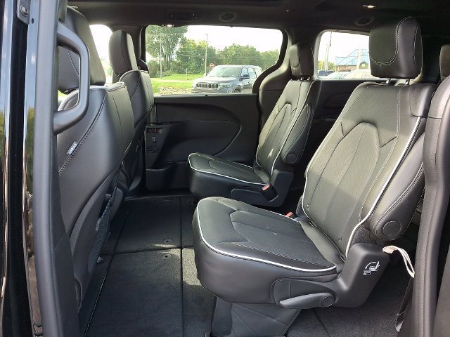 New 2027 Chrysler Pacifica Limited w/ Trailer Tow Group AWD/4WD image 7