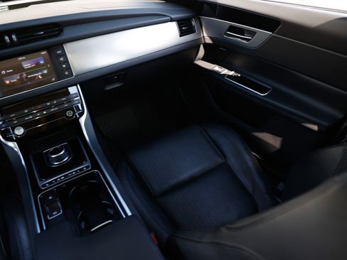 Used 2018 Jaguar XF Prestige image 26