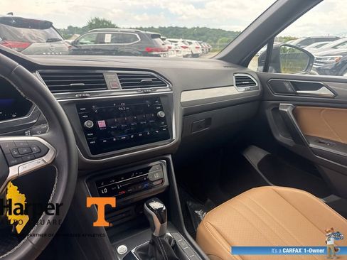 Used 2023 Volkswagen Tiguan SE w/ Panoramic Sunroof Package FWD image 15