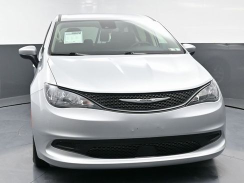 Used 2023 Chrysler Voyager LX image 4