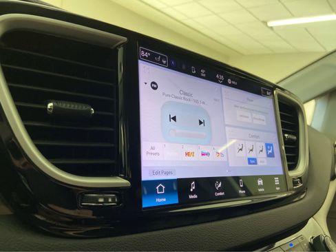 Used 2024 Chrysler Pacifica Touring-L image 25