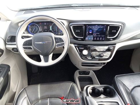 Used 2018 Chrysler Pacifica Limited image 29