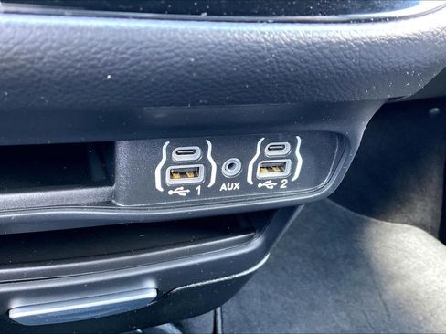 Used 2025 Chrysler Pacifica Select FWD image 31