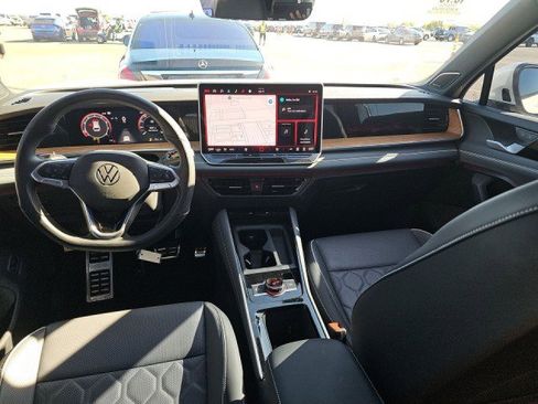 Used 2025 Volkswagen Tiguan SEL R-Line image 11