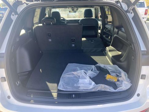 New 2025 Jeep Grand Cherokee Laredo image 9