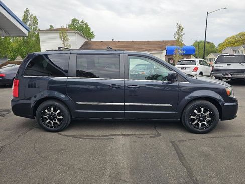 Used 2014 Chrysler Town & Country Touring FWD image 13