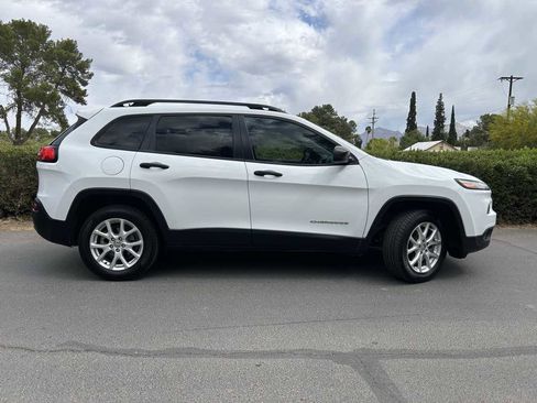 Used 2016 Jeep Cherokee Sport image 5